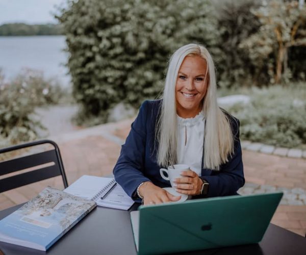 IN LOVE WE TRUST – Hochzeitsplanerin Svenja Feddersen